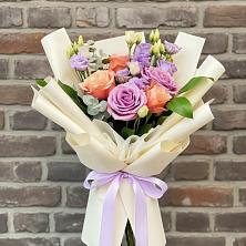 Букет цветов из:  Лизиантусы и Розы в Кривополянье