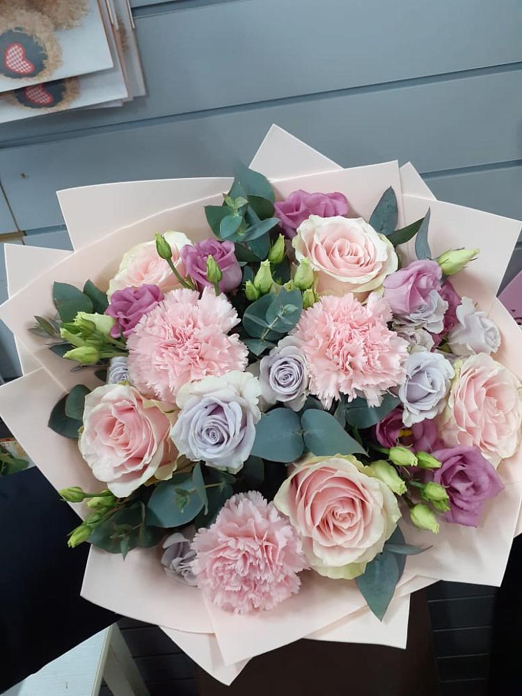 Букет цветов из: Розы, Гвоздики и Лизиантусы в Кривополянье